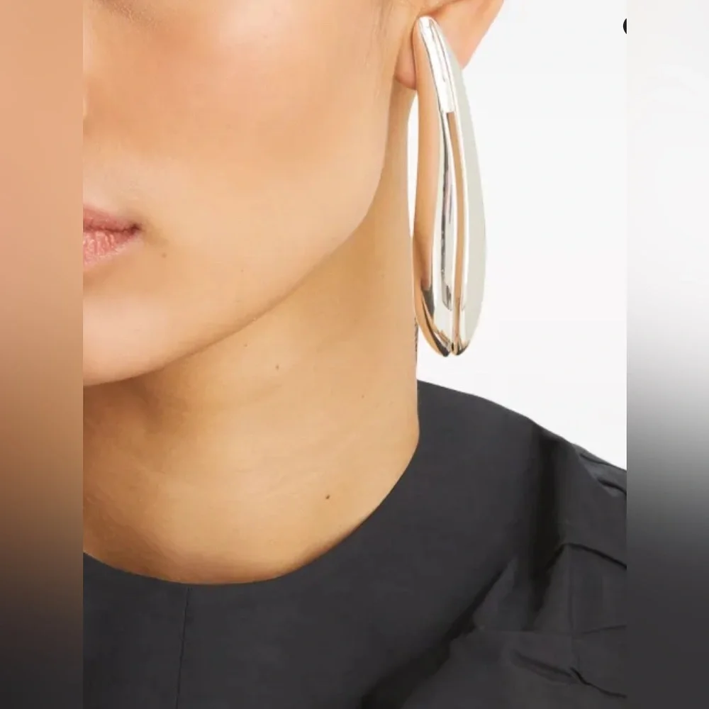 Tory Burch
Elongated Wave clip-on earrings - Picture 2 of 6